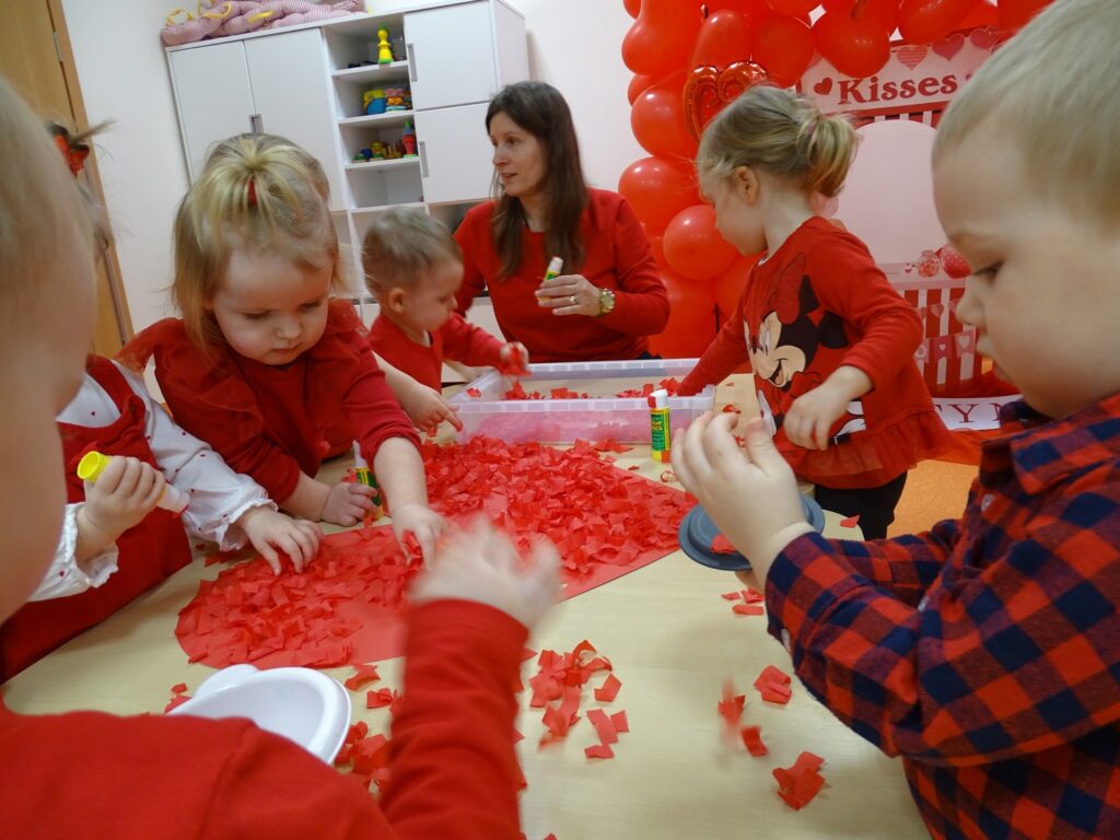 Dzieci ozdabiają serce