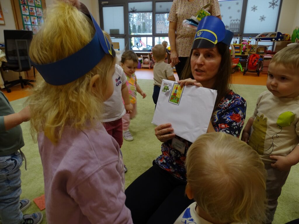 Opiekun pokazuje list