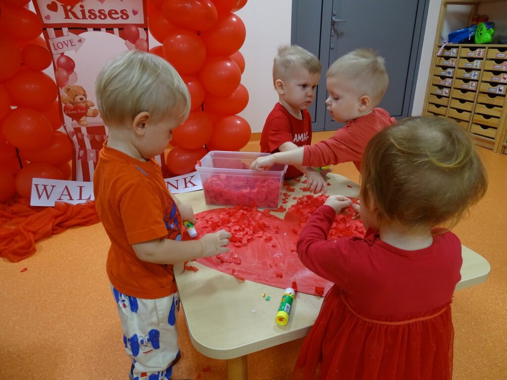 Dzieci stoją przy stoliku