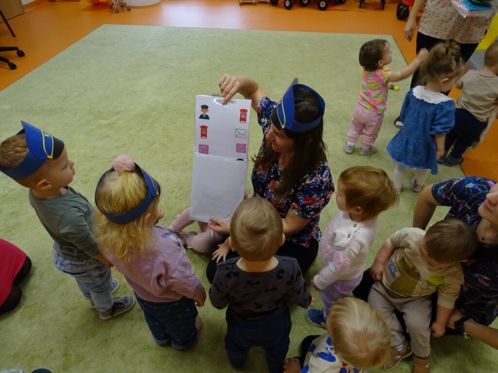 Opiekun pokazuje zawartość listu