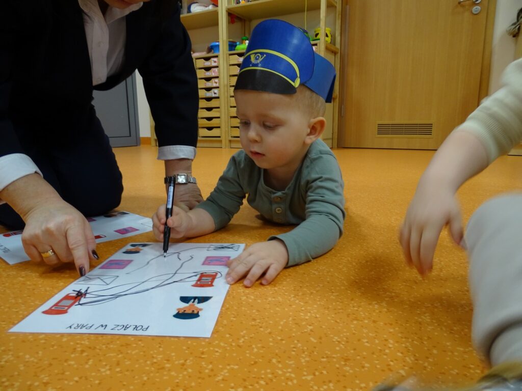 Chłopczyk pracuje na karcie pracy