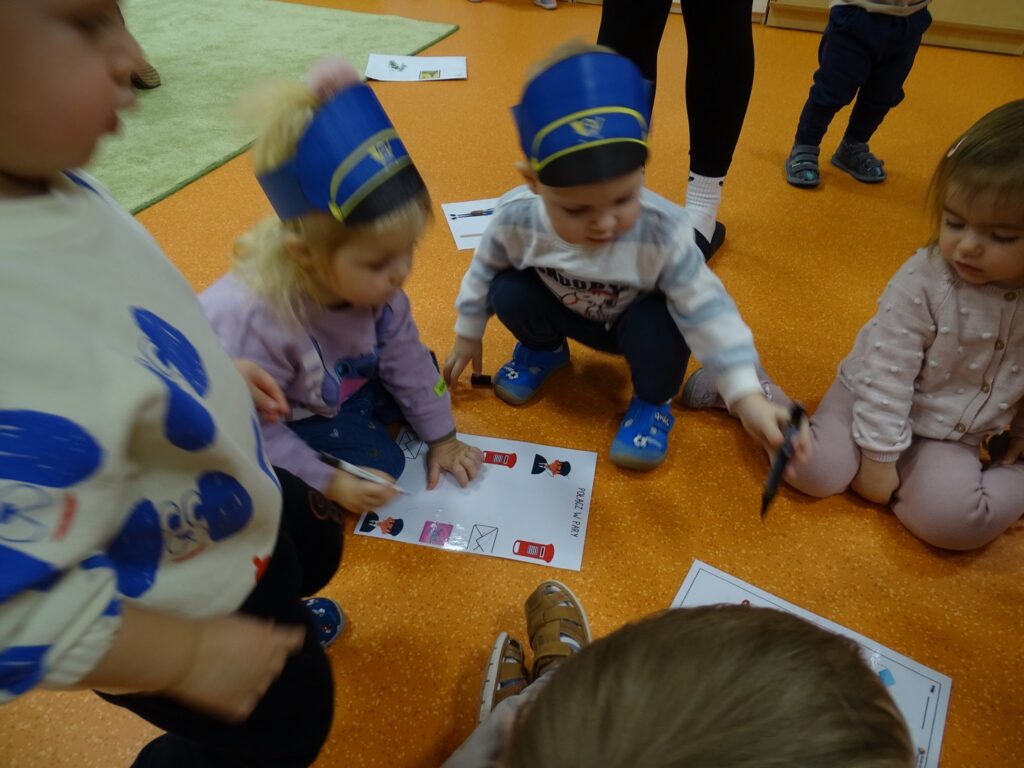 Dzieci pracują na kartach pracy