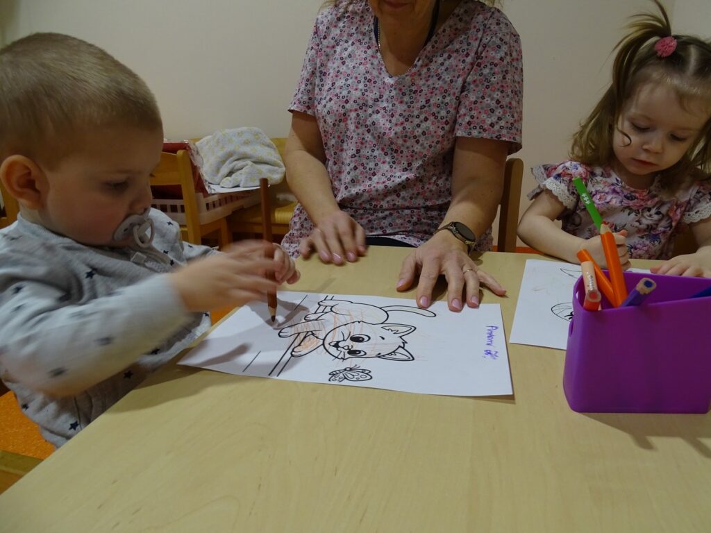 Dzieci pracują z kredkami