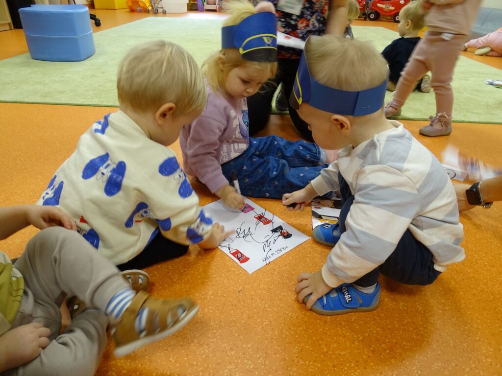 Dzieci rysują na kartach pracy