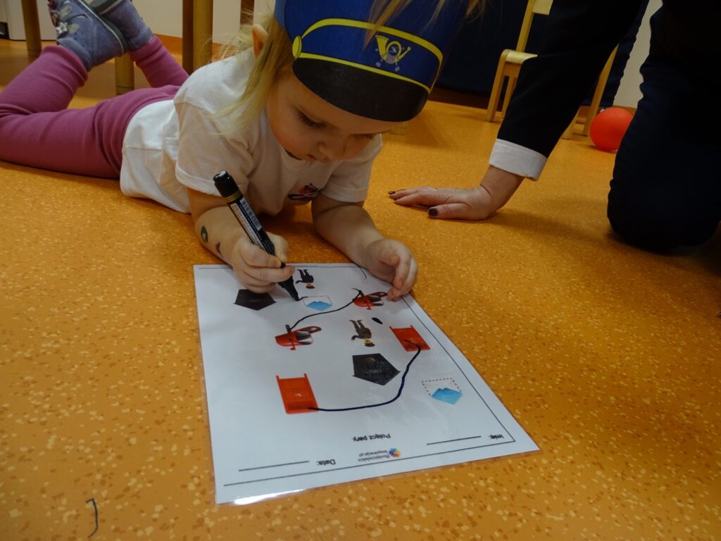 Dziewczynka rozwiązuje kartę pracy