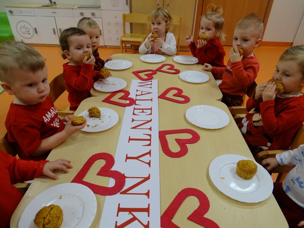 Dzieci jedzą przy stoliku