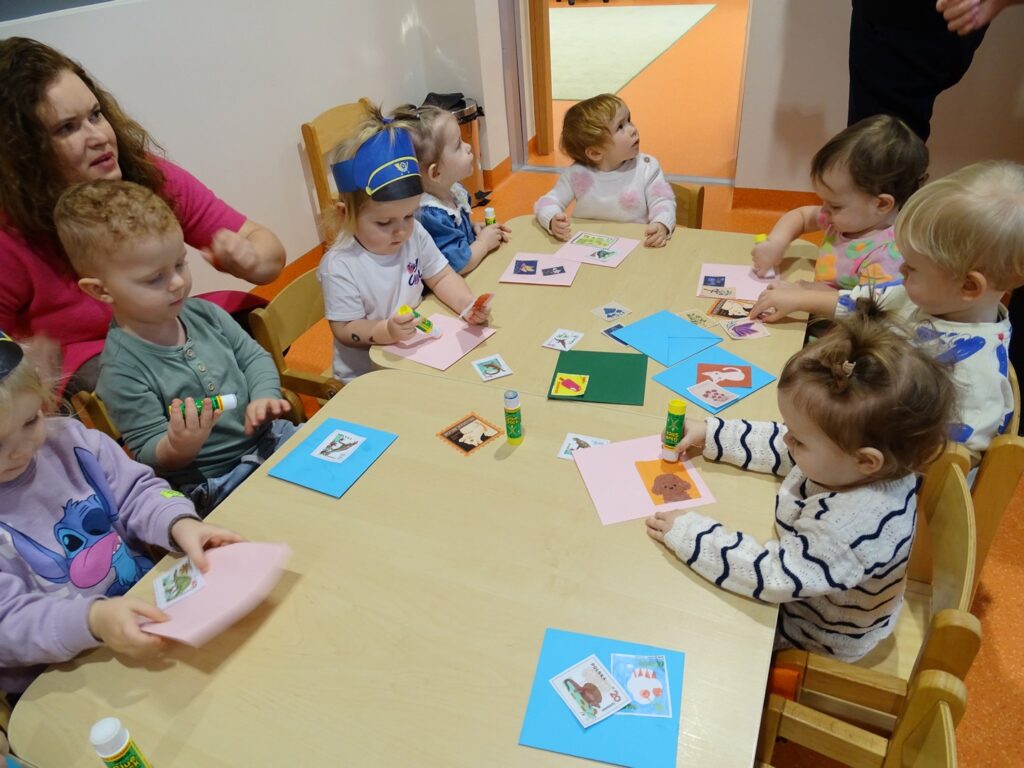 Dzieci pracują przy stolikach