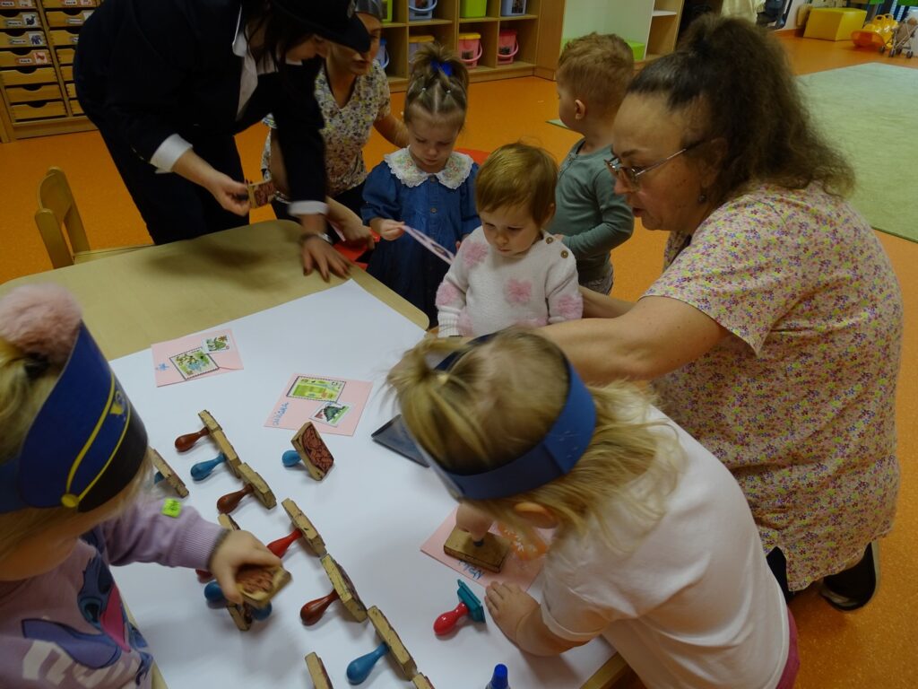 Opiekunowie przybijają pieczątki