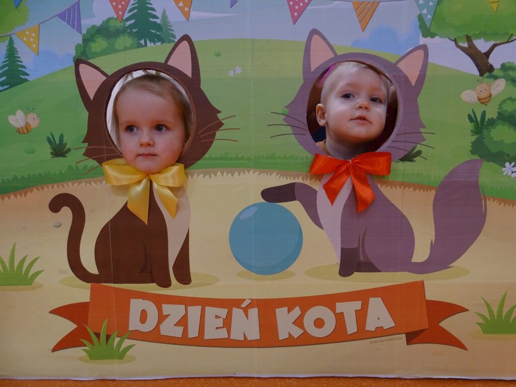 Dzieci pozują w fotoramce