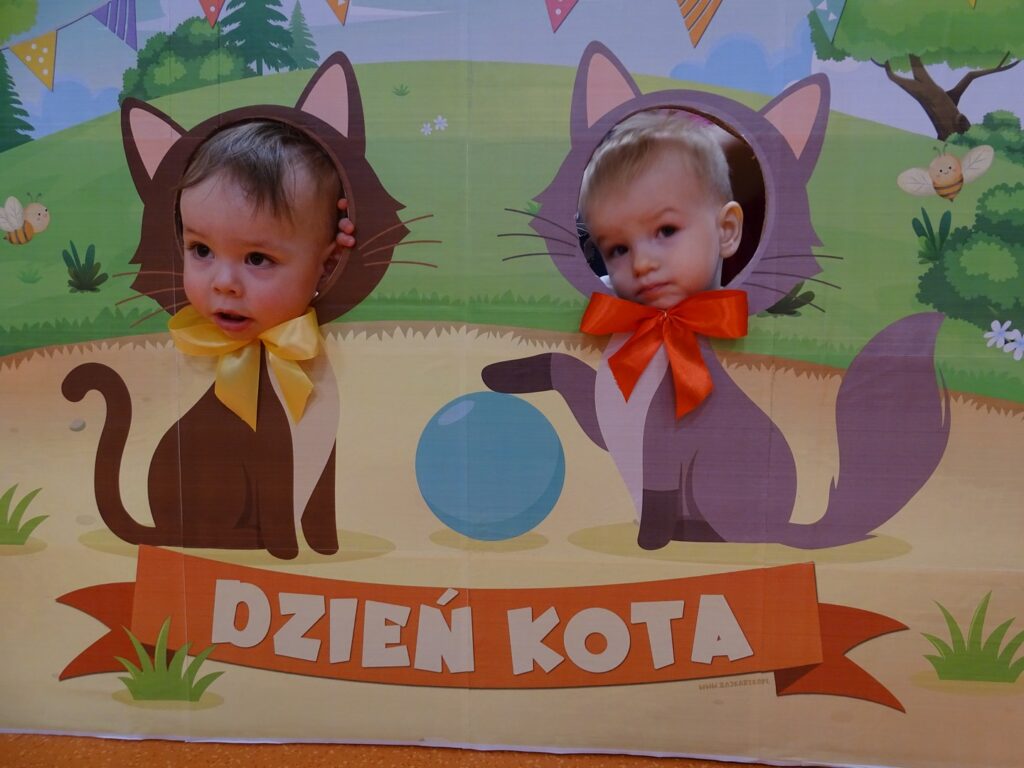 Chłopcy pozują w fotoramce