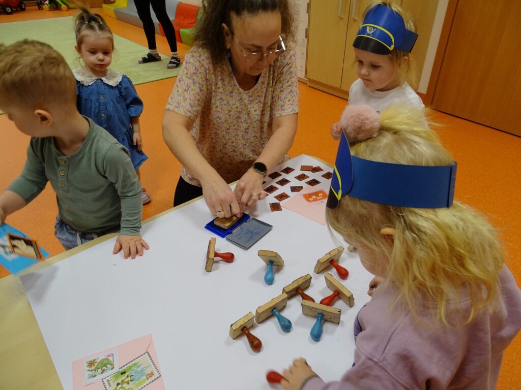 Opiekun przybija pieczątki na listy