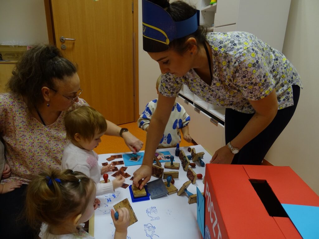 Opiekunowie przybijają pieczątki na listy