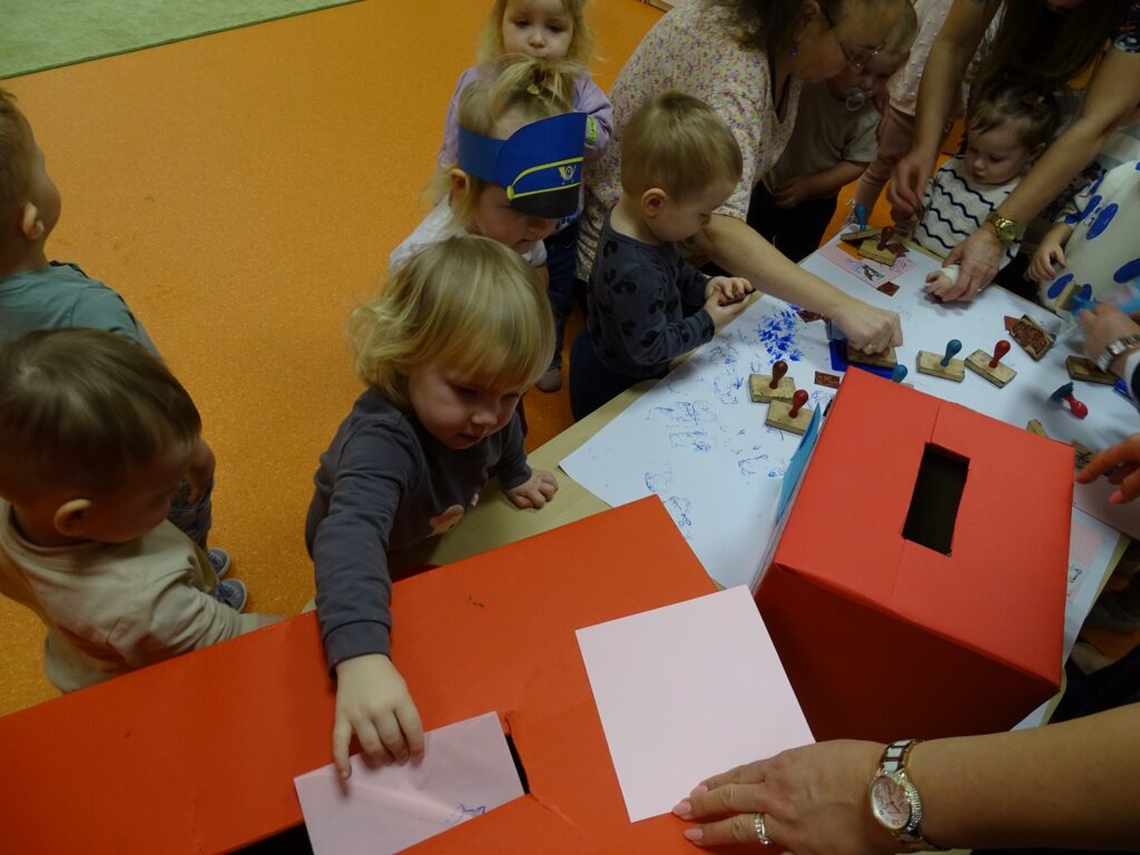 Dziewczynka wrzuca list do skrzynki