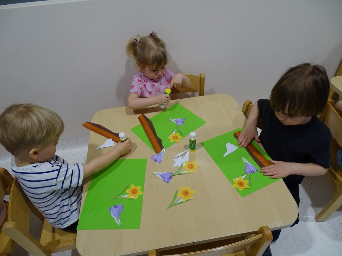 Chłopczyk bierze klej