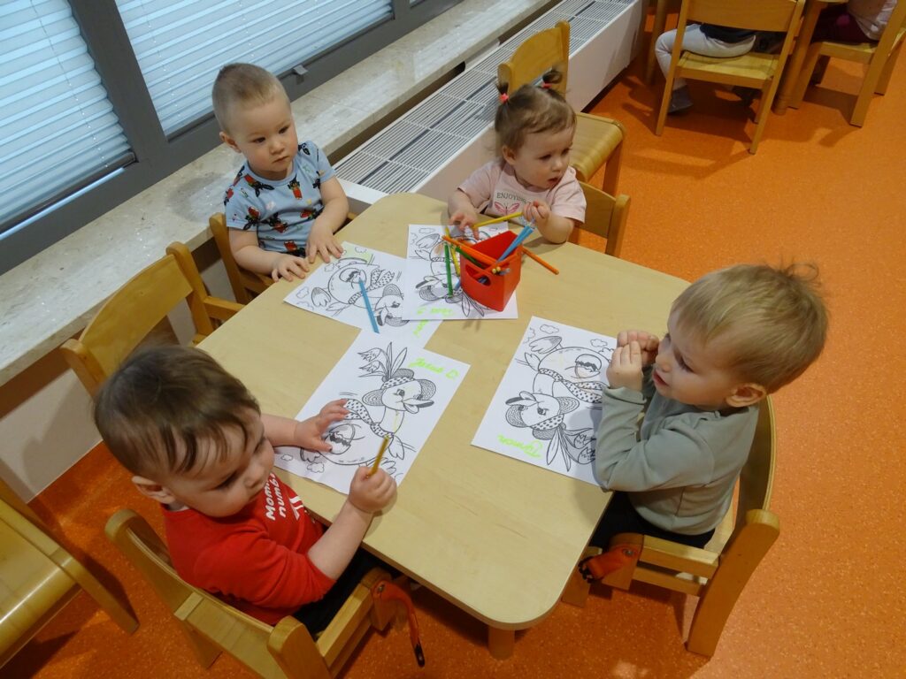 Dzieci kolorują malowanki