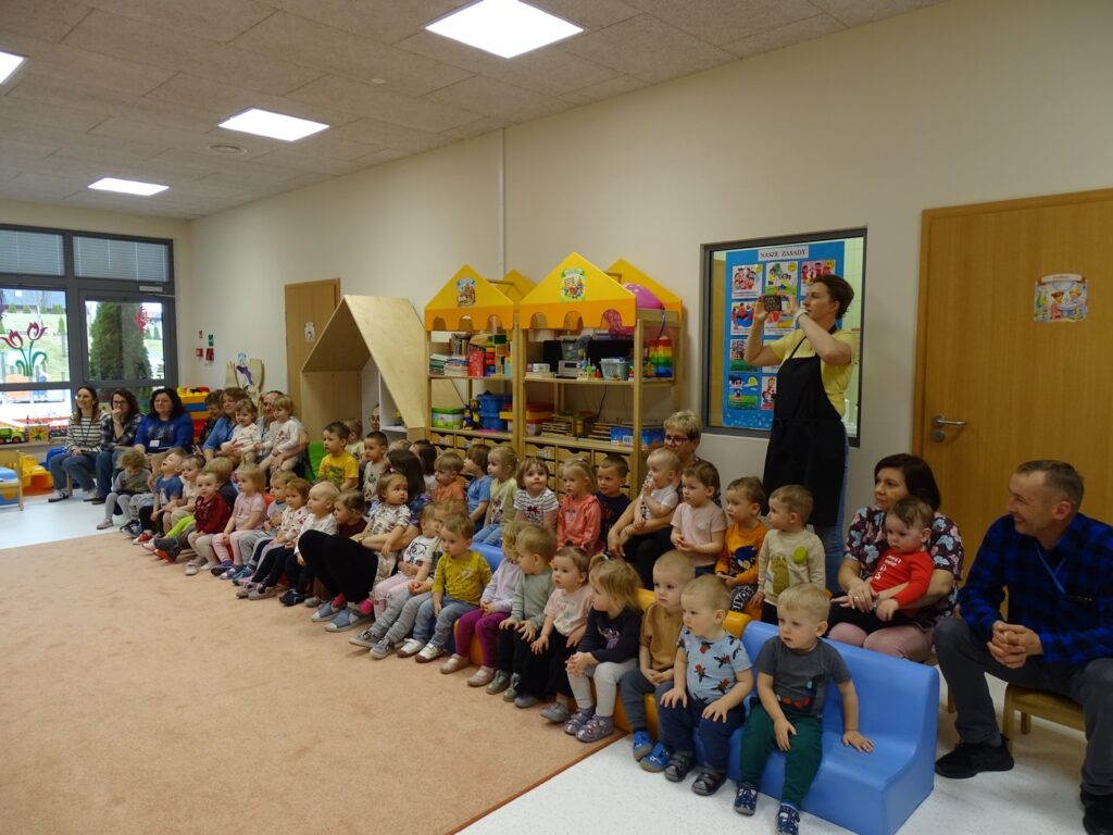 Dzieci oglądają przedstawienie