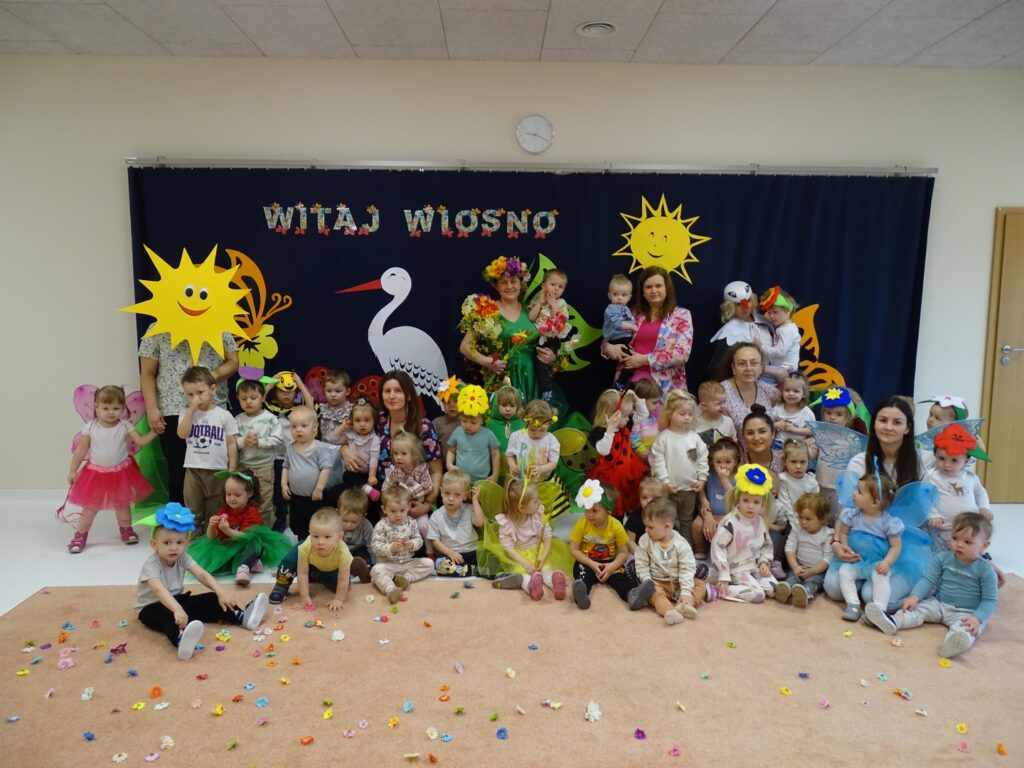 Dzieci pozują do wspólnego zdjęcia