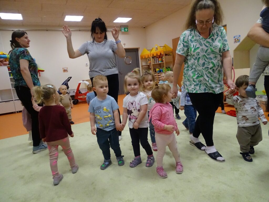 Dzieci tańczą na powitanie