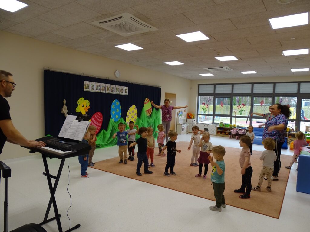 Dzieci udają fruwające ptaszki