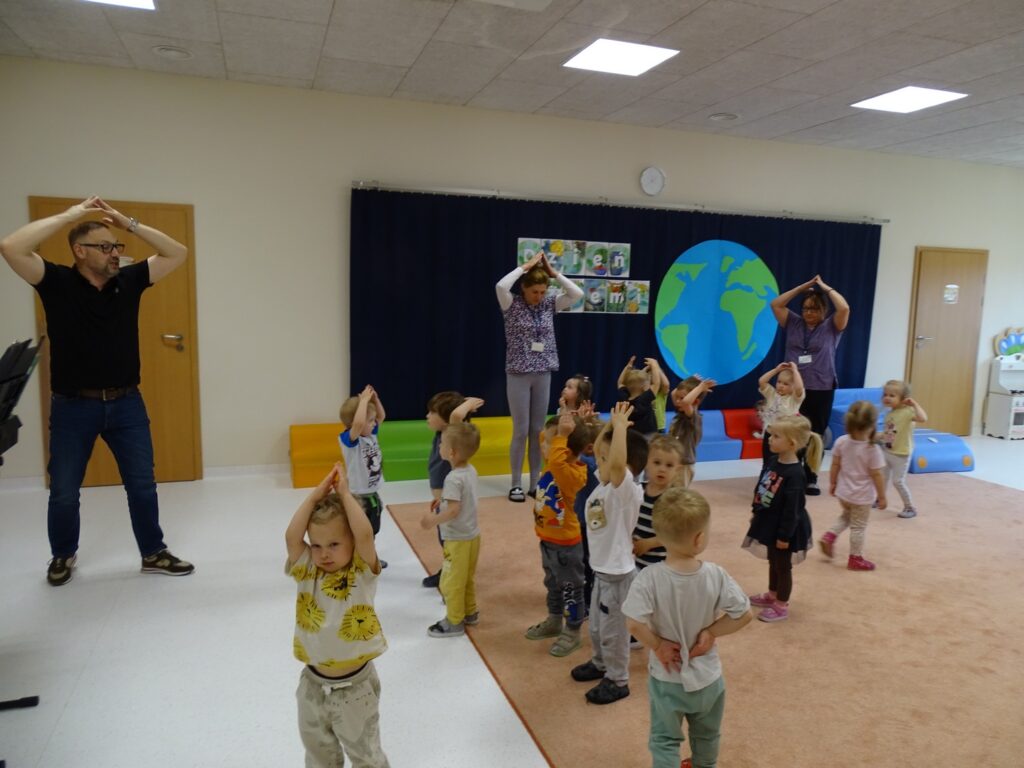 Dzieci witają się rytmiczną powitanką