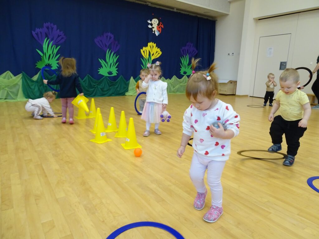 Dziewczynka z piłeczką