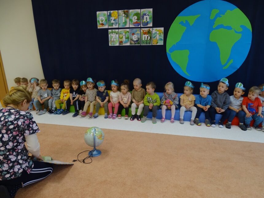Opiekunka opowiada dzieciom jak dbać o naszą planetę