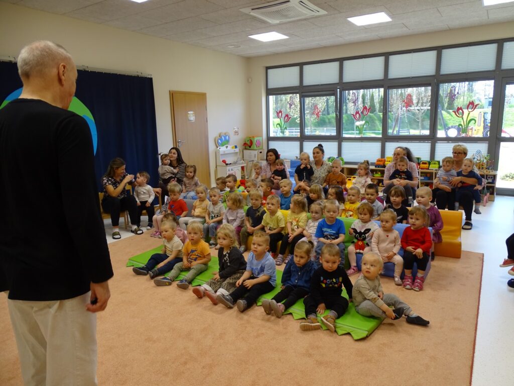 Pan Witek wita dzieci