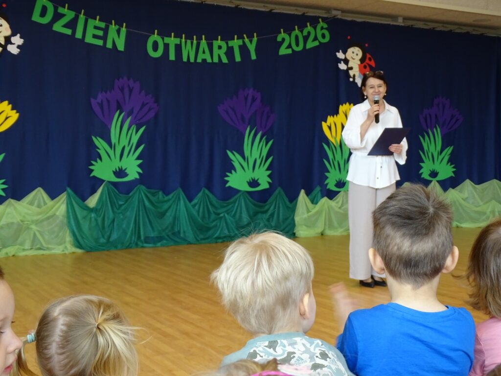 Pani dyrektor wita gości