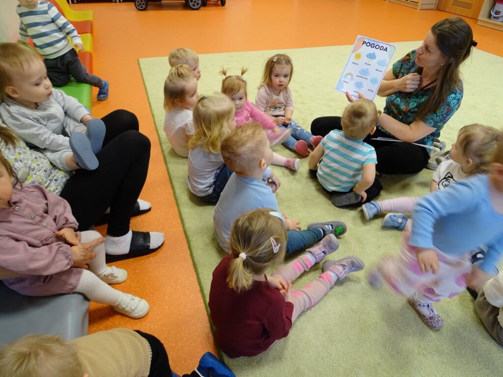 Pani pokazuje karty pracy