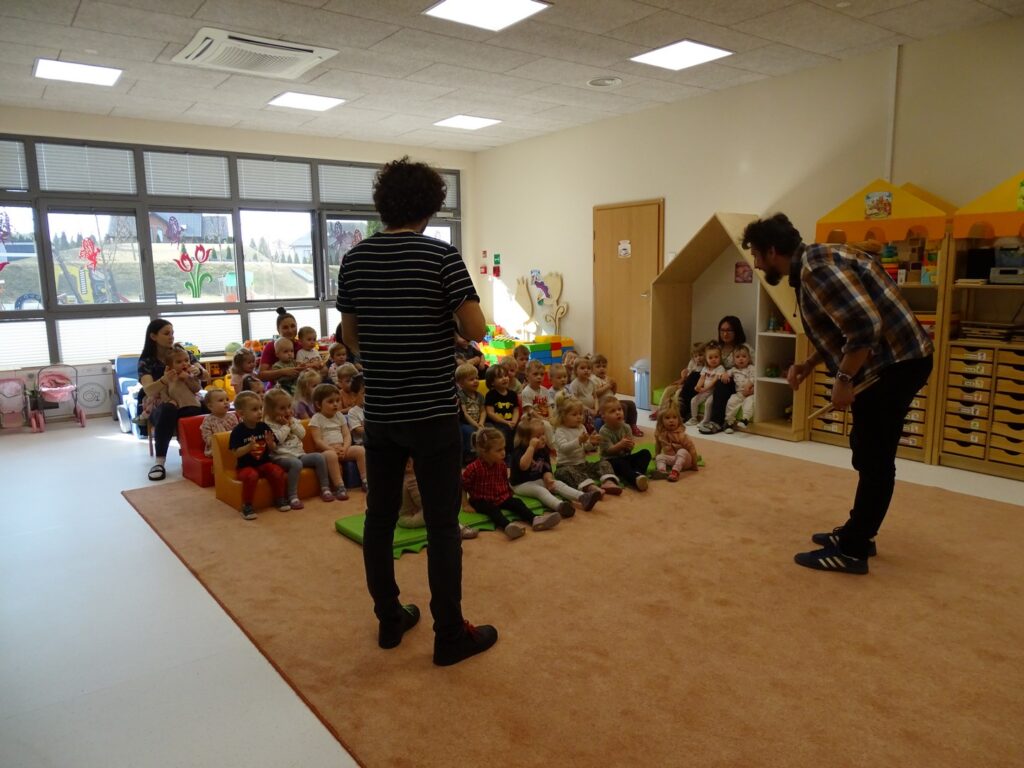 Panowie witają się z dziećmi