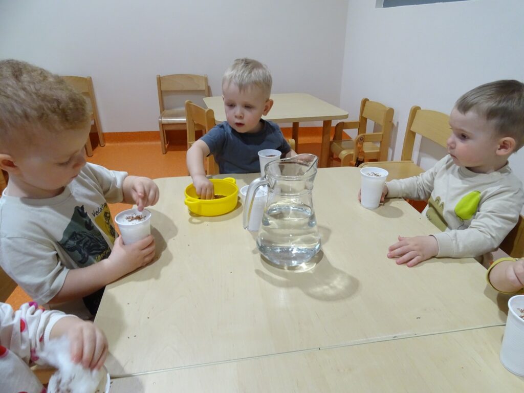 Chłopcy pracują przy stoliku