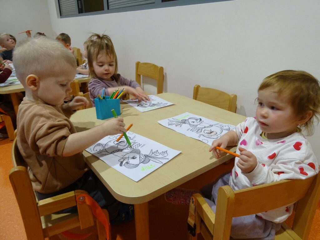 Chłopiec trzyma kredkę