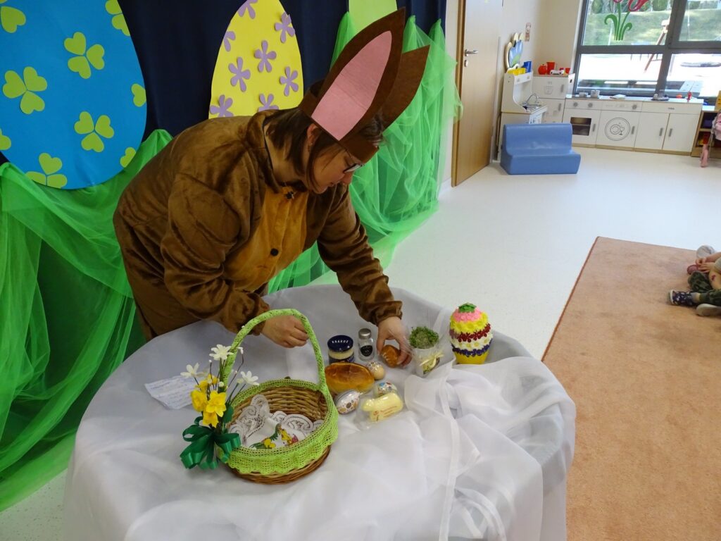 Ciocia w przebraniu króliczka mówi dzieciom o świętach