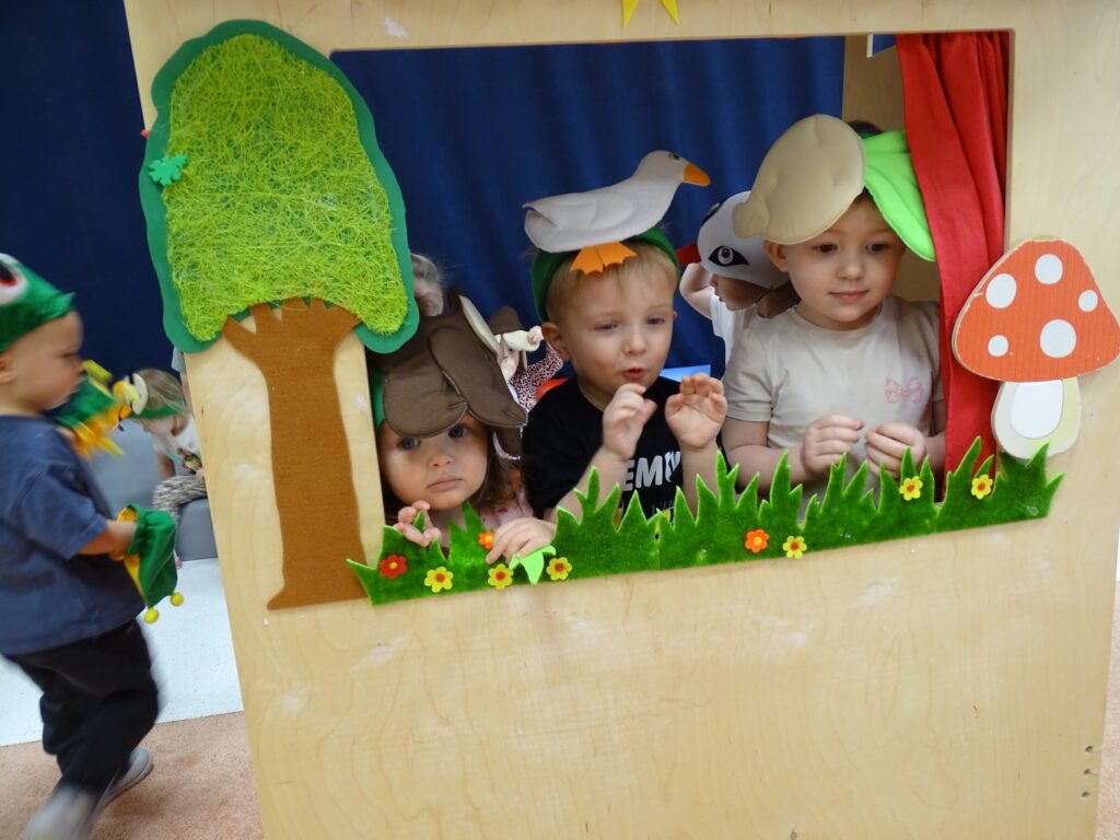 Dzieci bawią się w teatr