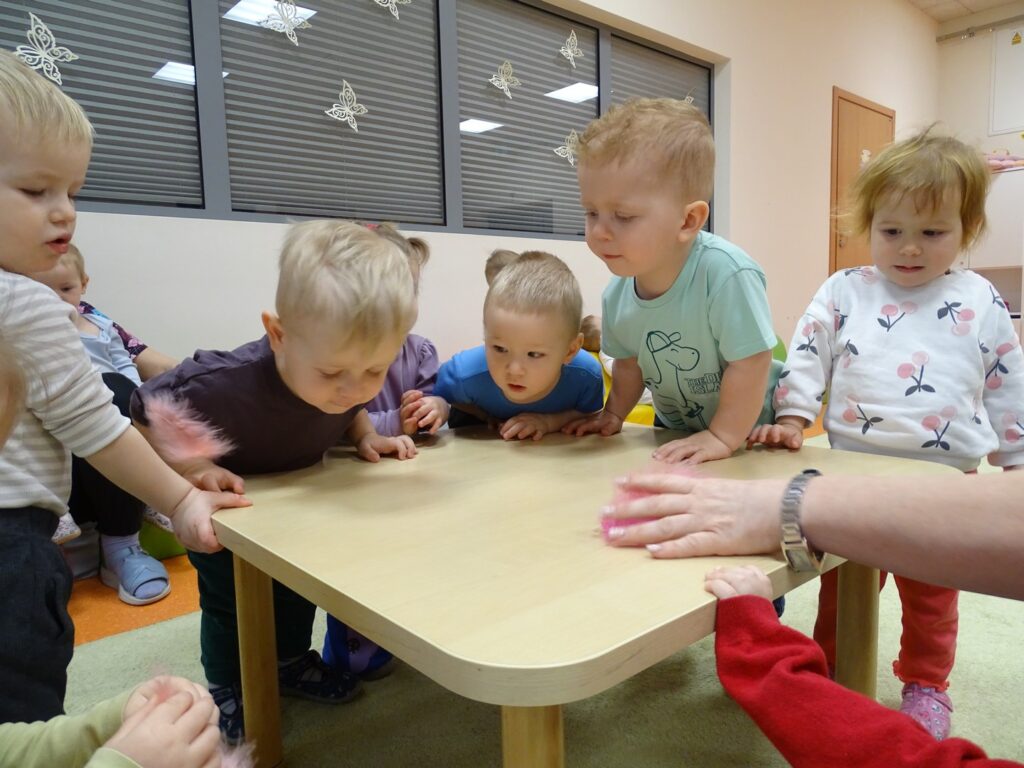 Dzieci dmuchają na piórka