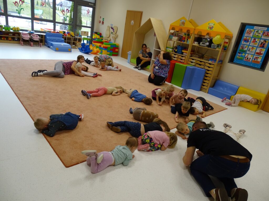 Dzieci leżą na dywanie