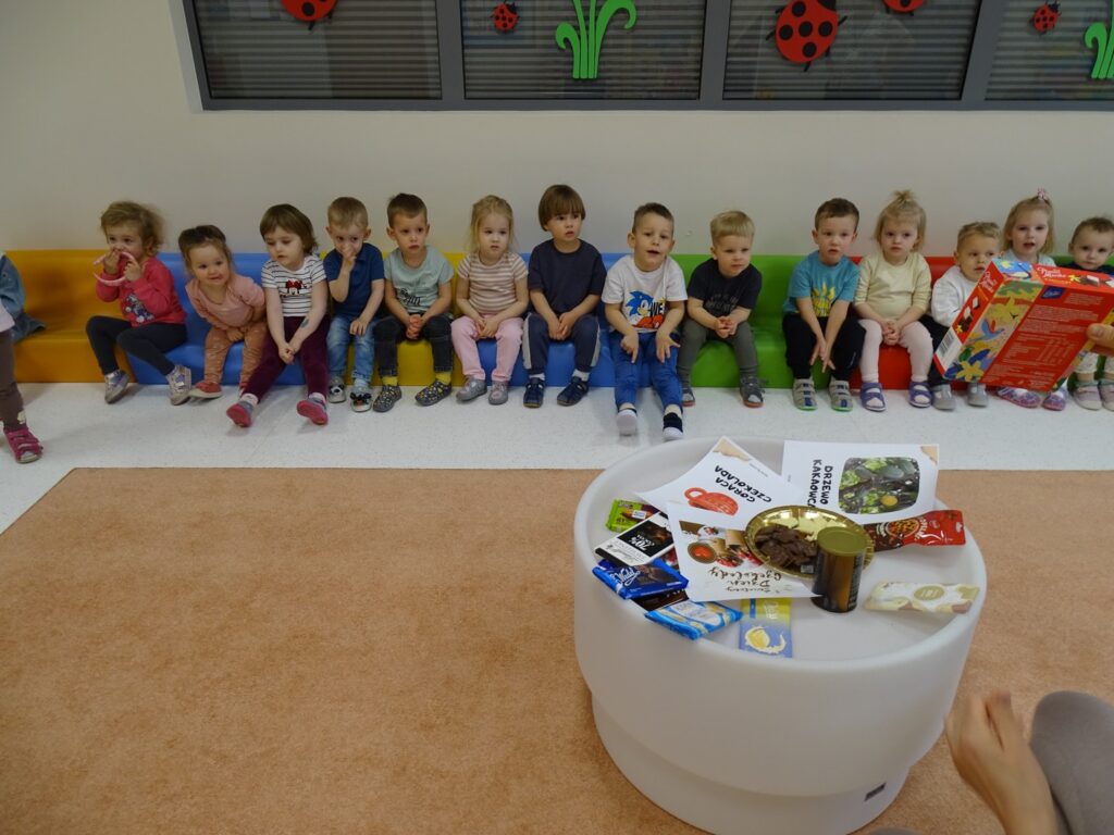 Dzieci słuchają informacji na temat czekolady