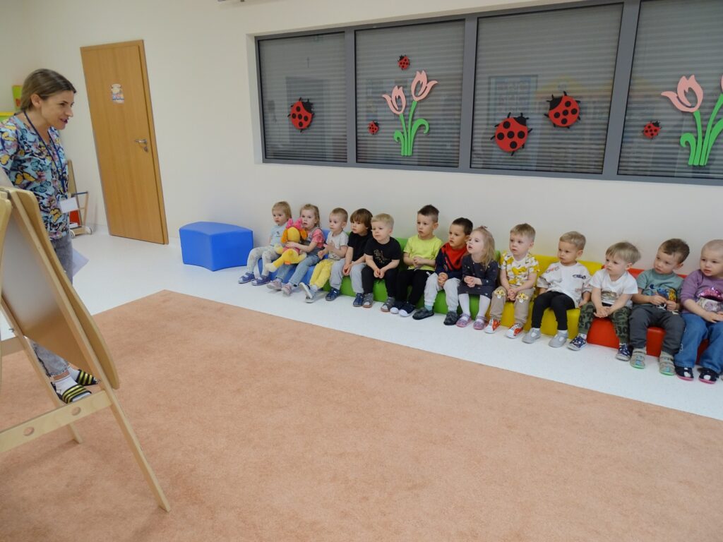 Dzieci słuchają informacji na temat zdrowego żywienia