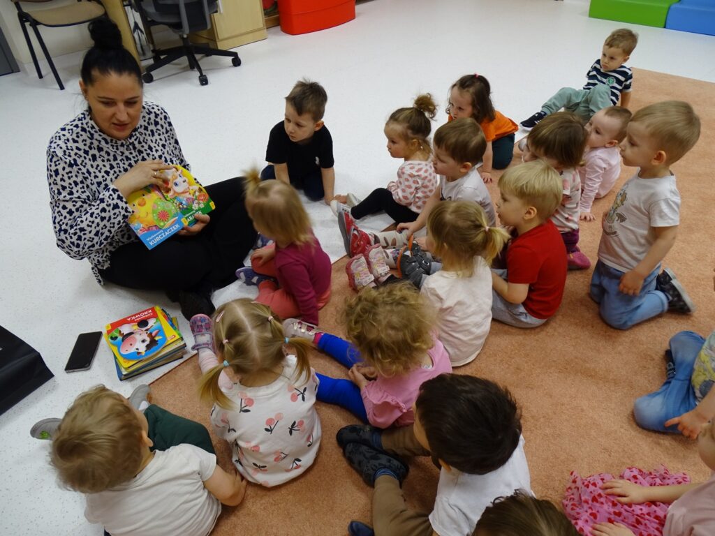 Dzieci wybierają książkę