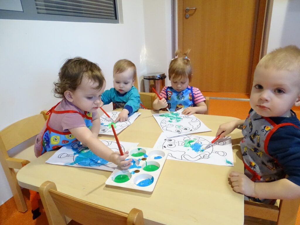 Dziewczynka nabiera farbę