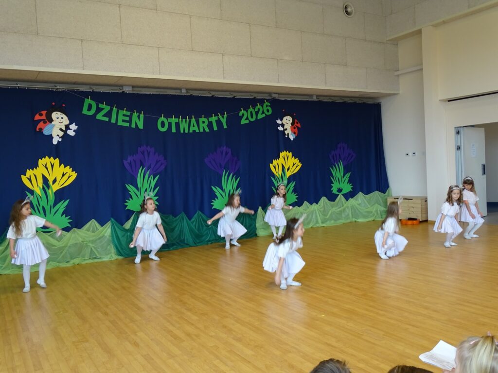 Dziewczynki tańczą