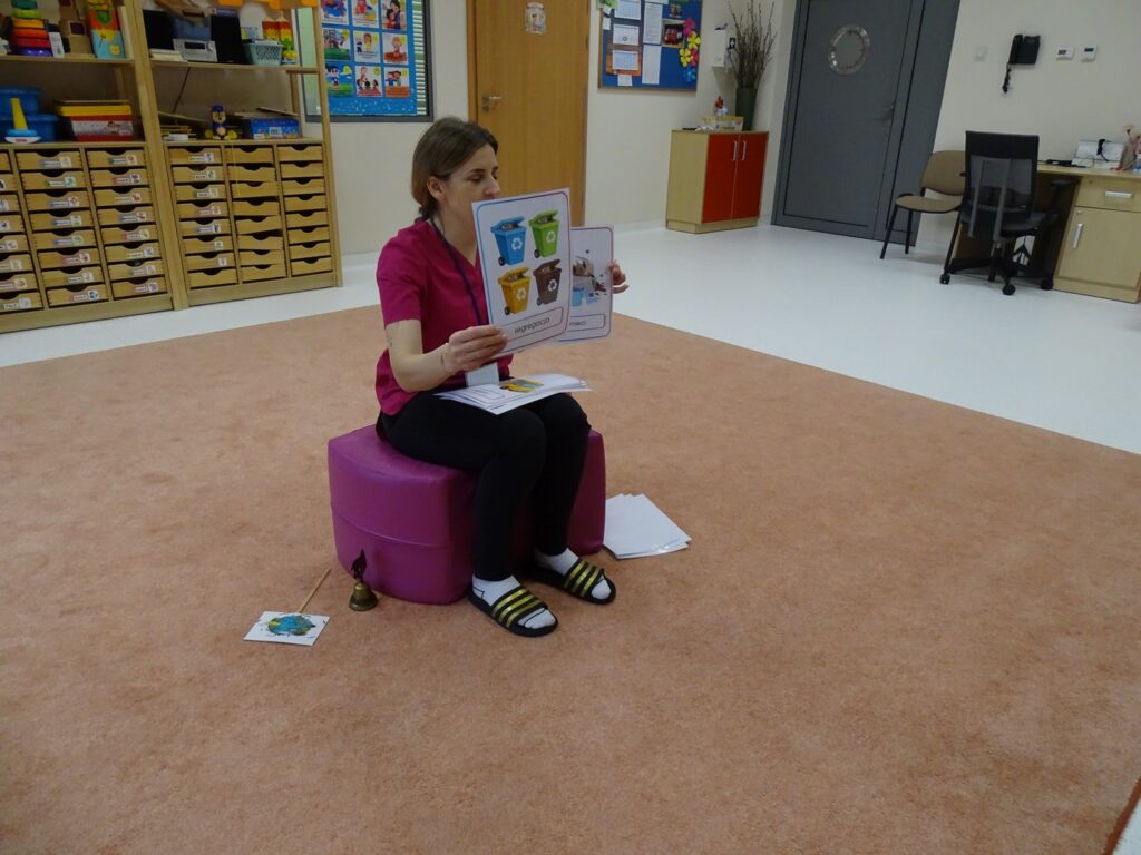 Opiekunka pokazuje fotografie