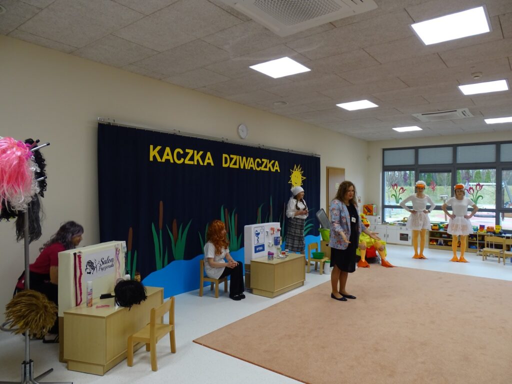 Opiekunki wystawiają przedstawienie