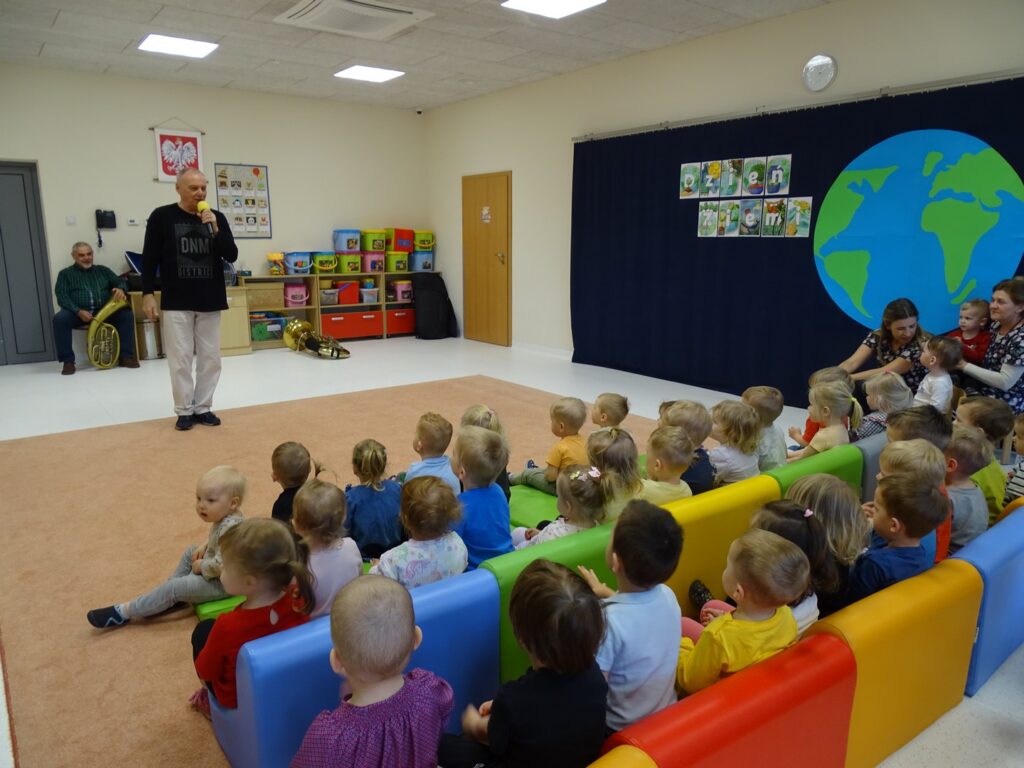 Pan przedstawia gościa, który będzie grał