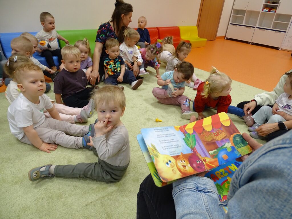 Pani trzyma książkę