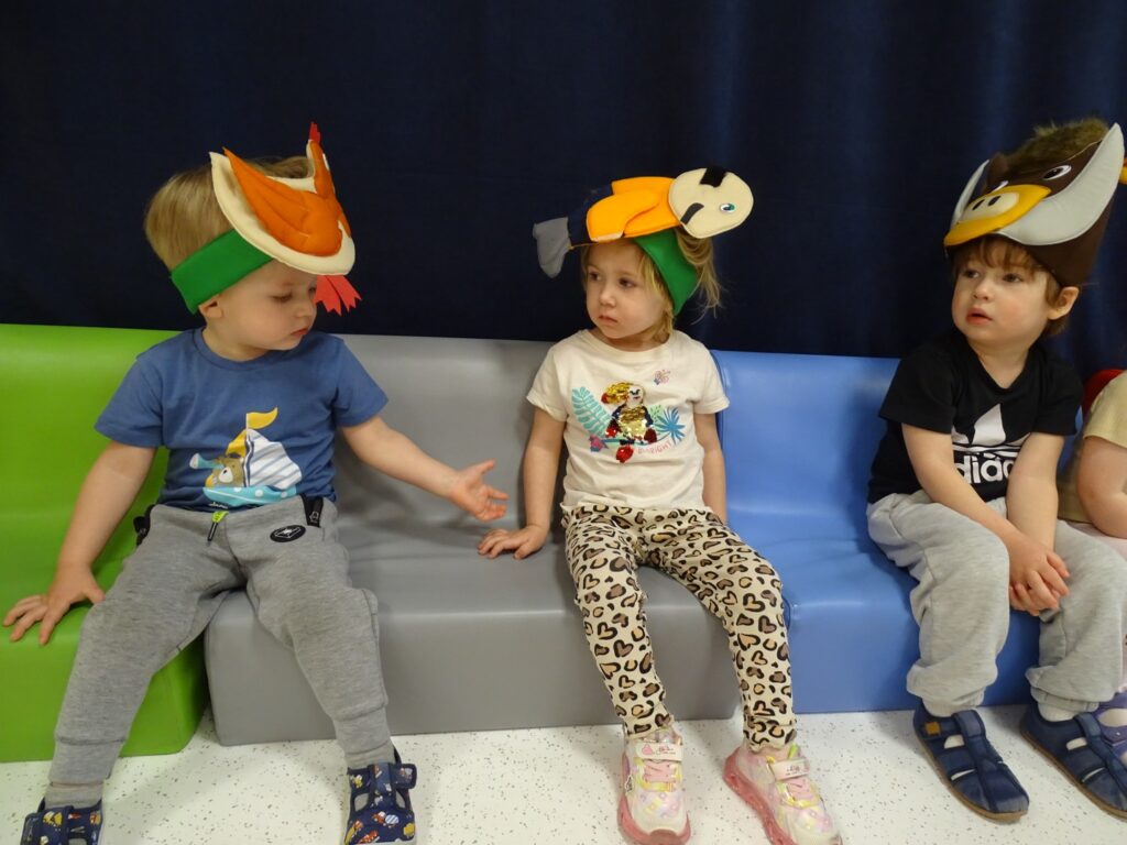 Chłopczyk podaje rączkę dziewczynce