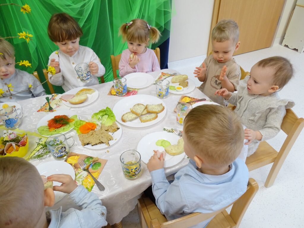 Dzieci jedzą śniadanko