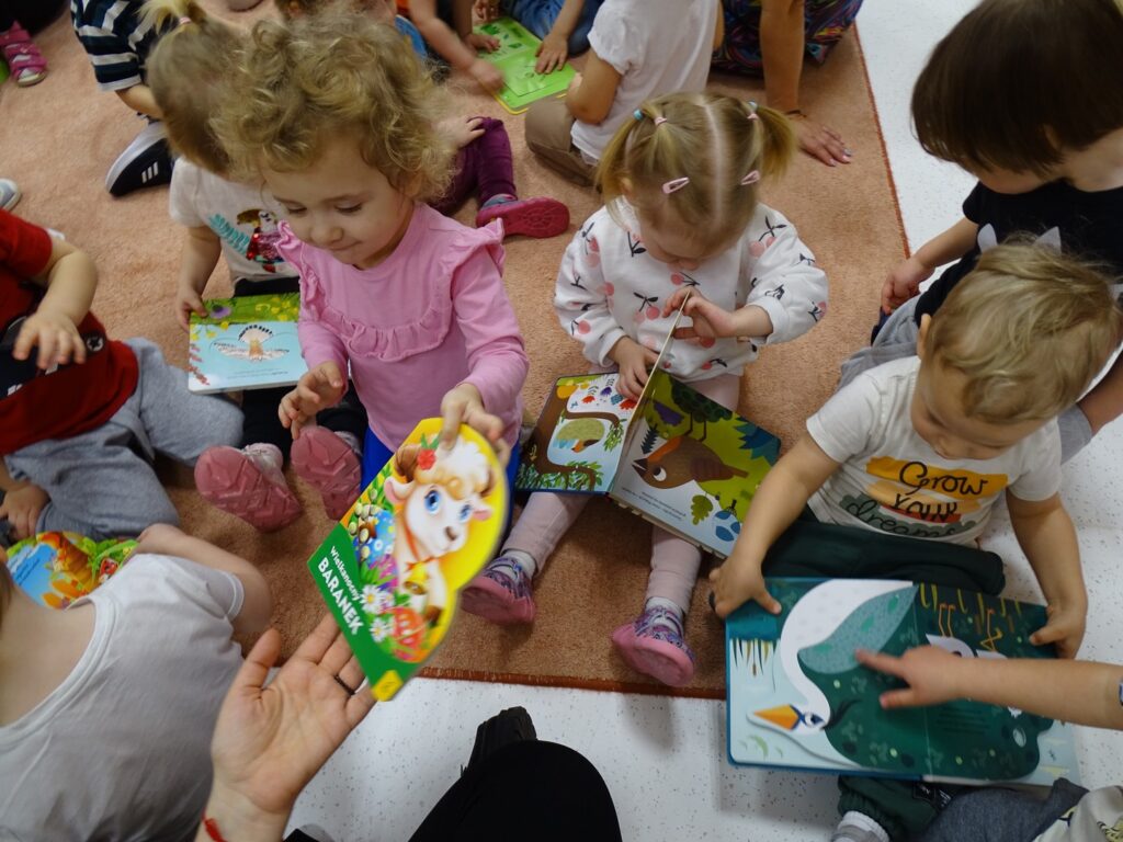 Dzieci oglądają książki