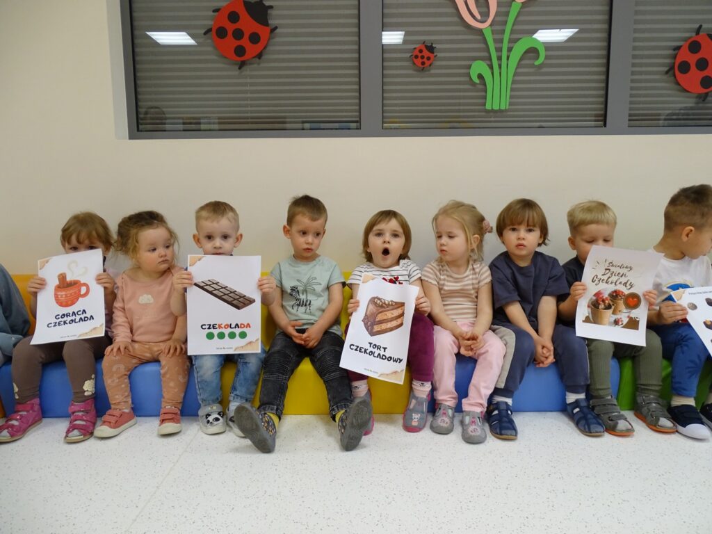 Dzieci pokazują obrazki