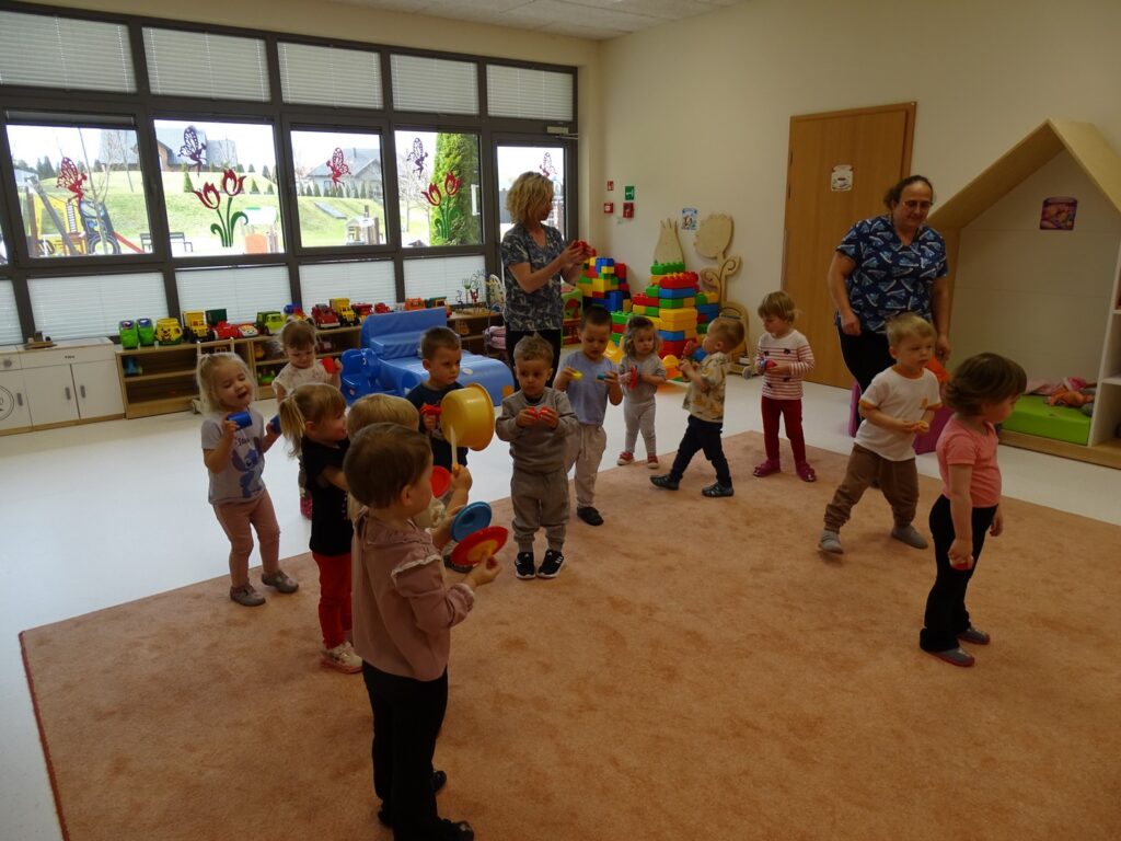 Dzieci próbują grać zabawkami